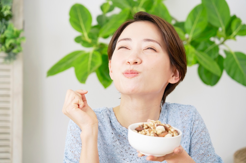 Frau-isst-Nuesse-als-vegane-Lebensmittel2xCn9EyoNFSUl