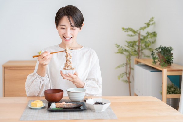 Frau-isst-japanisches-Natto-mit-Vitamin-K2
