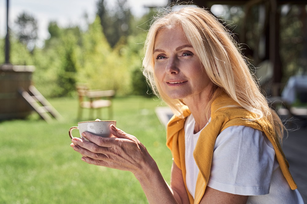 Frau-in-den-Wechseljahren-sitzt-in-der-Sonne-fuer-ausreichend-Vitamin-D