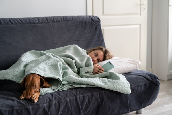 Frau-mit-Winterblues-auf-dem-Sofa